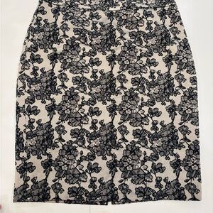 Ann Taylor Black and Cream Floral Pencil Skirt size 4 mint condition
